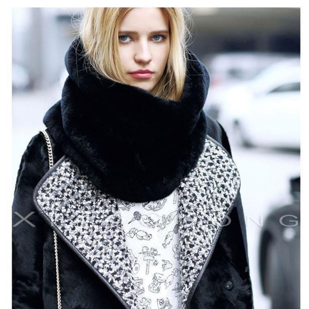 A circle faux fur scarf